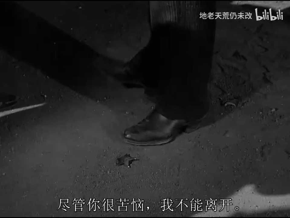 星形警长徽章落在尘土地面，一双靴子正从徽章旁迈开。
