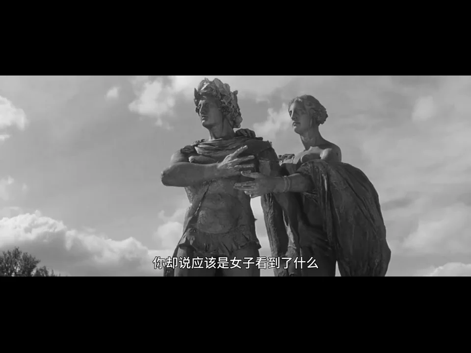 《去年在马里昂巴德》花园中相互倚靠的男女石像