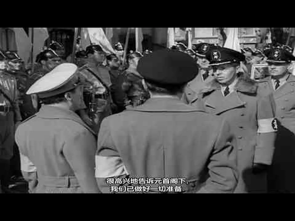 穿制服的理发师背向镜头站在画面中央，数名军官从正面与两侧围住他；背景可见队列与旗帜，下方带中文字幕。
