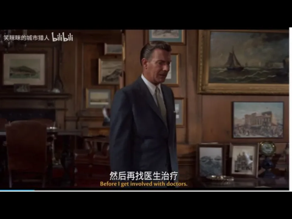 Elster 穿深色西装站在木质办公室内，墙上和桌面陈列着多幅船只与港口图像；Scottie 位于画外。
